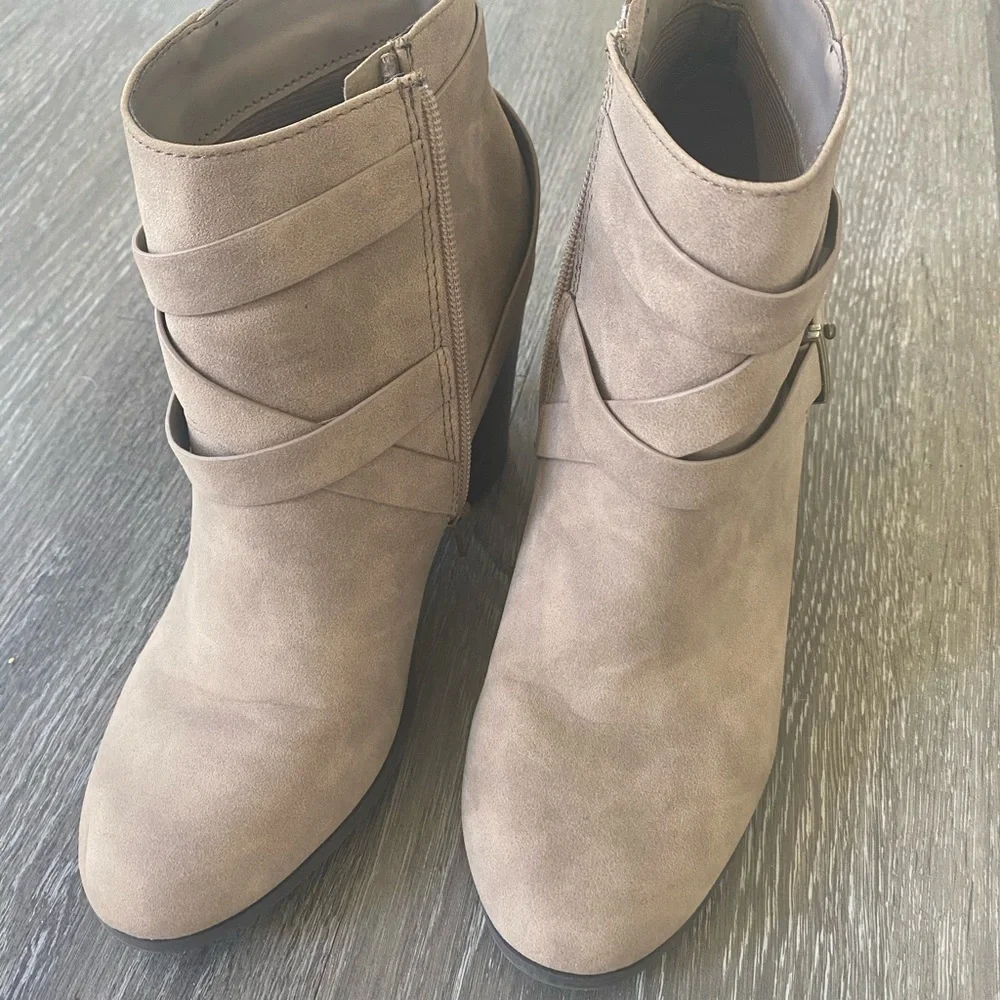 Soda Taupe Undine Suede Ankle Booties w/ Wrap Strap Detail Chic Festival Size 9 - Picture 3 of 5